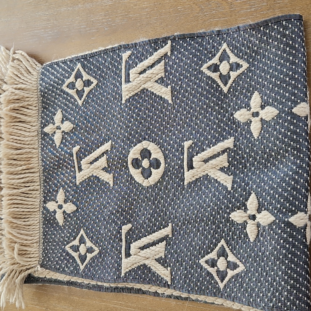 GORGEOUS LOUIS VUITTON LONG MONOGRAM WOOL BLEND SCARF - Picture 2 of 16